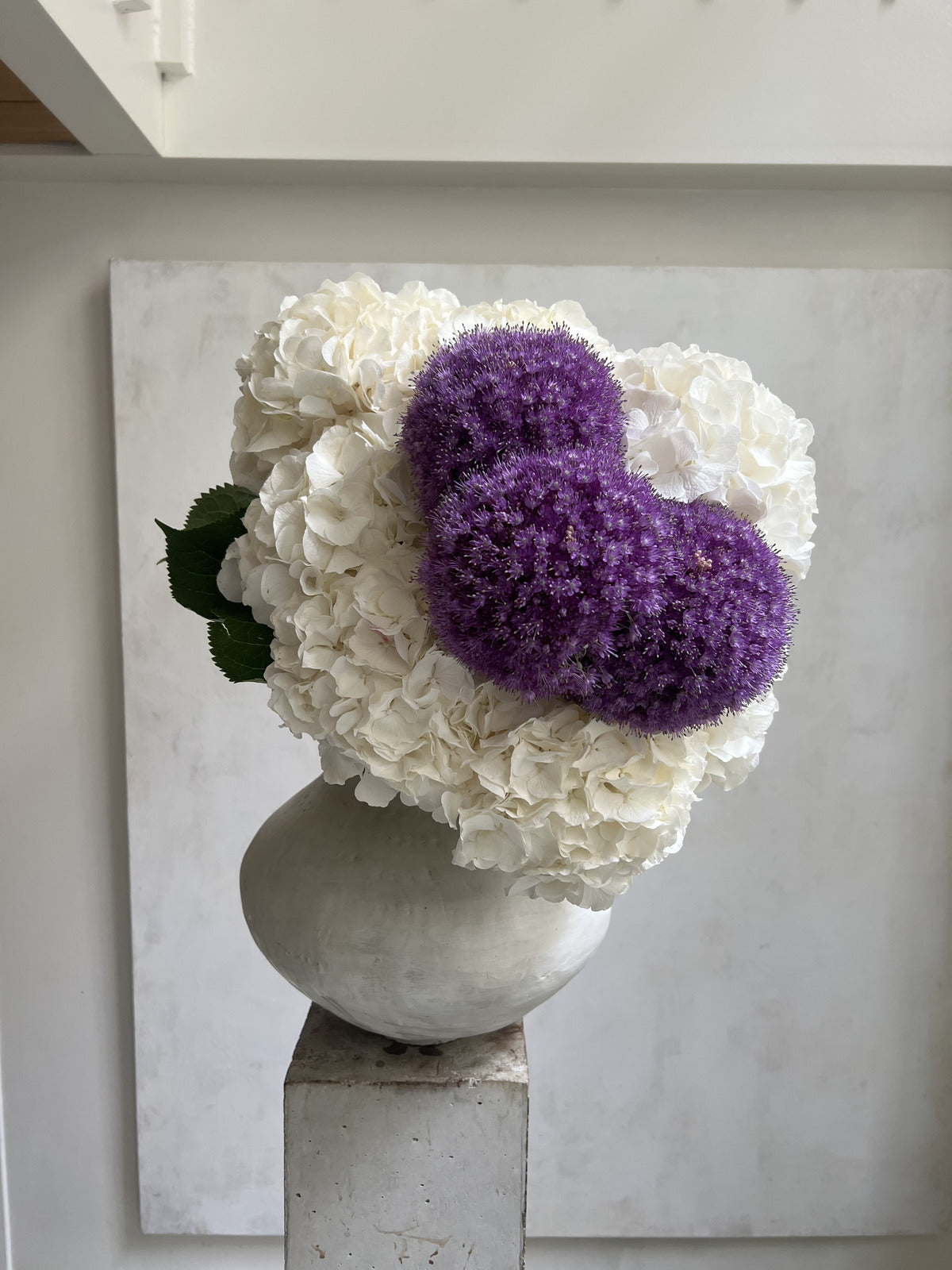 Castor Fleuriste, product: Bouquet Nuage d'hortensias blancs signature allium (Thumbnail)